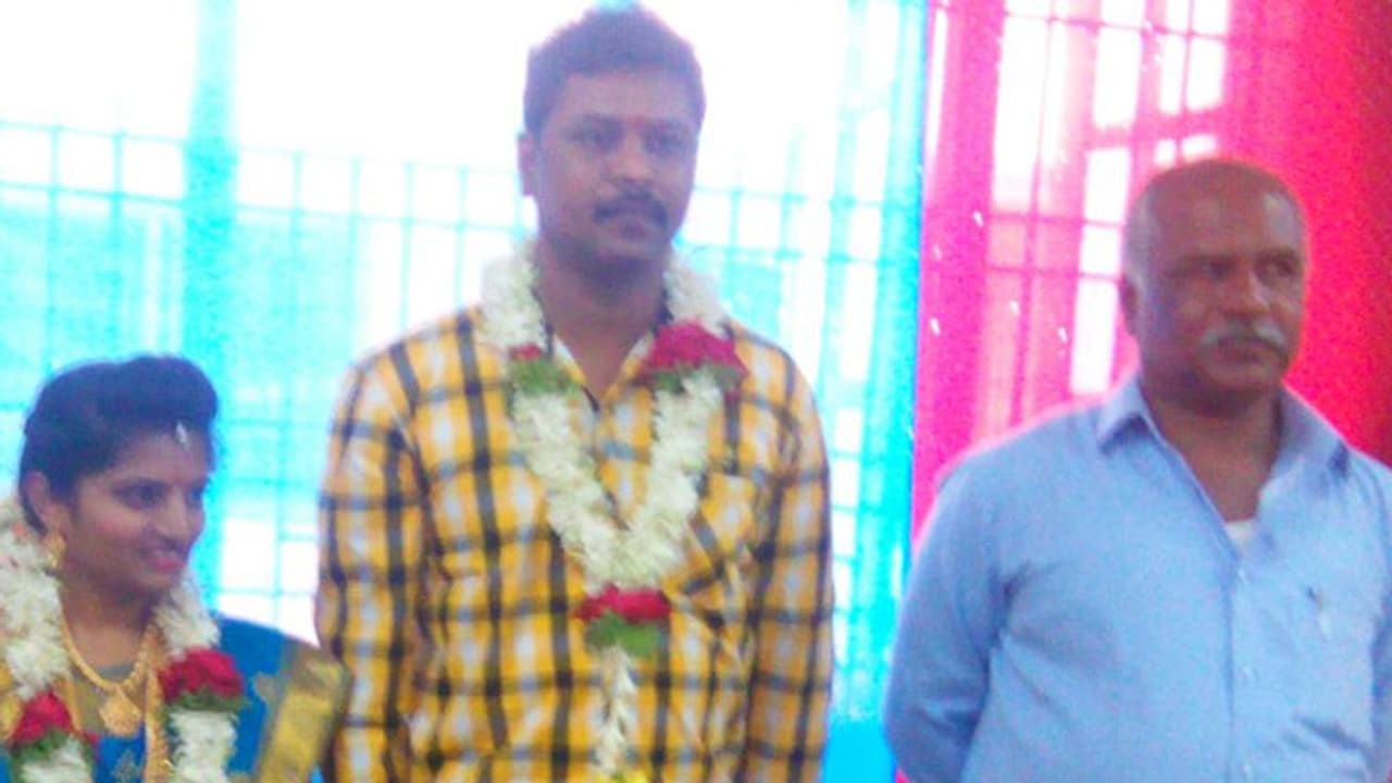 ಮದುವೆಗೆ 2.5 ಲಕ್ಷ ಡ್ರಾ ಮಾಡುವುದರಲ್ಲೂ ಇದೆ ತೊಡಕು..! ಮೈಸೂರಿನ ಈ ವ್ಯಕ್ತಿಯ ಪರದಾಟ ನೋಡಿ ಮದುವೆಗೆ 2.5 ಲಕ್ಷ ಡ್ರಾ ಮಾಡುವುದರಲ್ಲೂ ಇದೆ ತೊಡಕು..! ಮೈಸೂರಿನ ಈ ವ್ಯಕ್ತಿಯ ಪರದಾಟ ನೋಡಿ