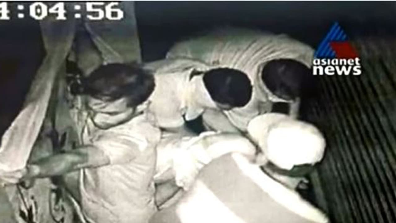 തിരുവനന്തപുരം നഗരത്തിലെ മൊബൈല് കടയില് വന് മോഷണം തിരുവനന്തപുരം നഗരത്തിലെ മൊബൈല് കടയില് വന് മോഷണം