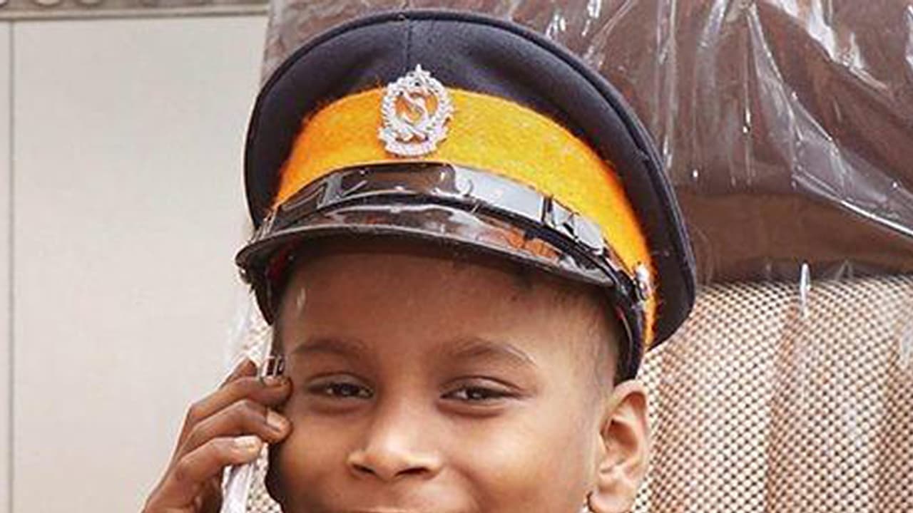 ಒಂದು ದಿನಕ್ಕೆ ಪೊಲೀಸ್ ಆದ ಕ್ಯಾನ್ಸರ್ ಪೀಡಿತ ಬಾಲಕ ಒಂದು ದಿನಕ್ಕೆ ಪೊಲೀಸ್ ಆದ ಕ್ಯಾನ್ಸರ್ ಪೀಡಿತ ಬಾಲಕ