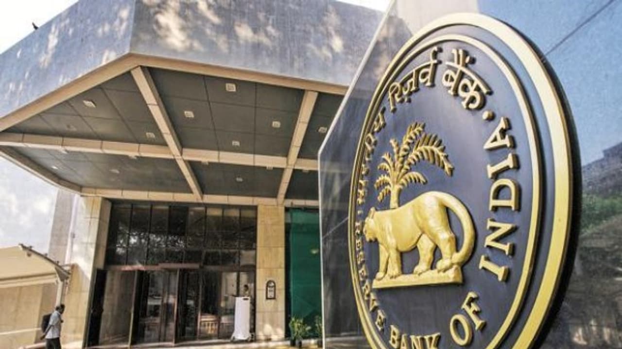 ಬ್ಯಾಂಕ್ಗಳಿಗೆ ಬಿತ್ತು ಭಾರೀ ದಂಡ: ನಿಮ್ಮ ಬ್ಯಾಂಕ್ ಇದ್ರೆ....! ಬ್ಯಾಂಕ್ಗಳಿಗೆ ಬಿತ್ತು ಭಾರೀ ದಂಡ: ನಿಮ್ಮ ಬ್ಯಾಂಕ್ ಇದ್ರೆ....!