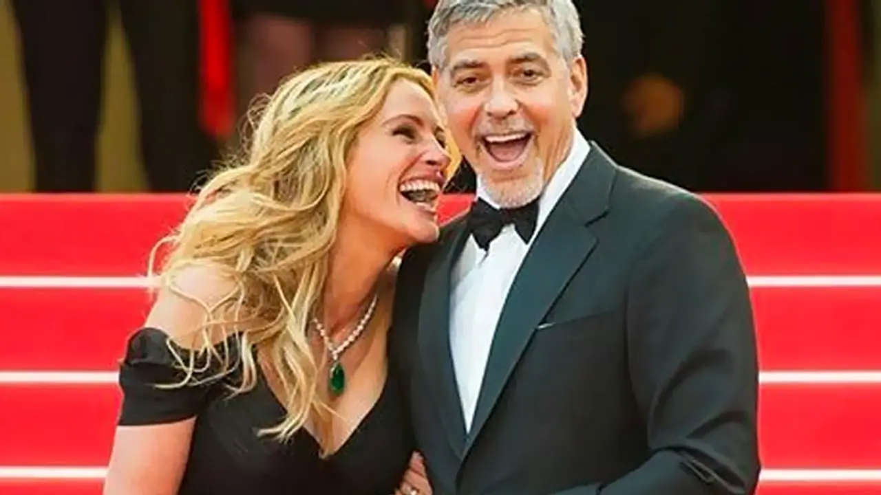 OMG! Julia Roberts walks Cannes carpet barefooted! OMG! Julia Roberts walks Cannes carpet barefooted!