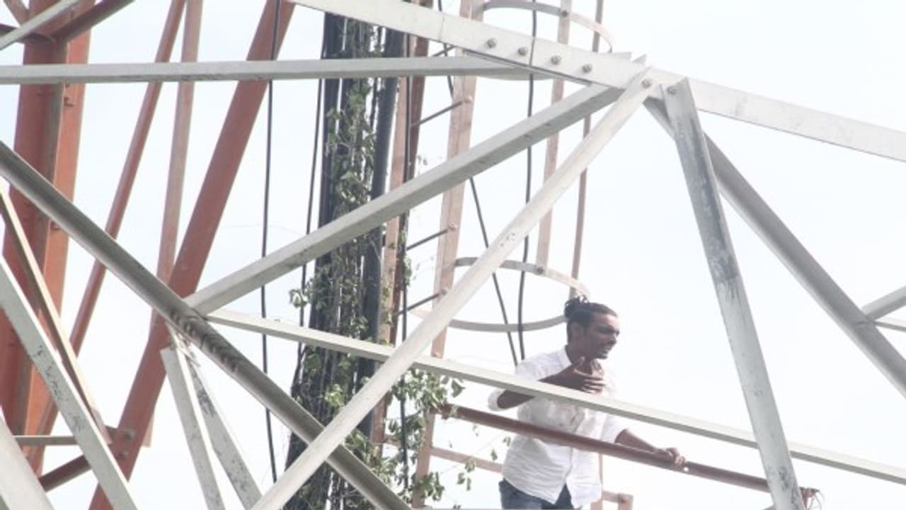 காதலி கேட்ட நறுக் கேள்வியால் தான் டவர் மேல் ஏறினேன்..! இளைஞரின் விளக்கத்தால் அதிர்ந்துபோன தீயணைப்புத்துறை..! காதலி கேட்ட நறுக் கேள்வியால் தான் டவர் மேல் ஏறினேன்..! இளைஞரின் விளக்கத்தால் அதிர்ந்துபோன தீயணைப்புத்துறை..!