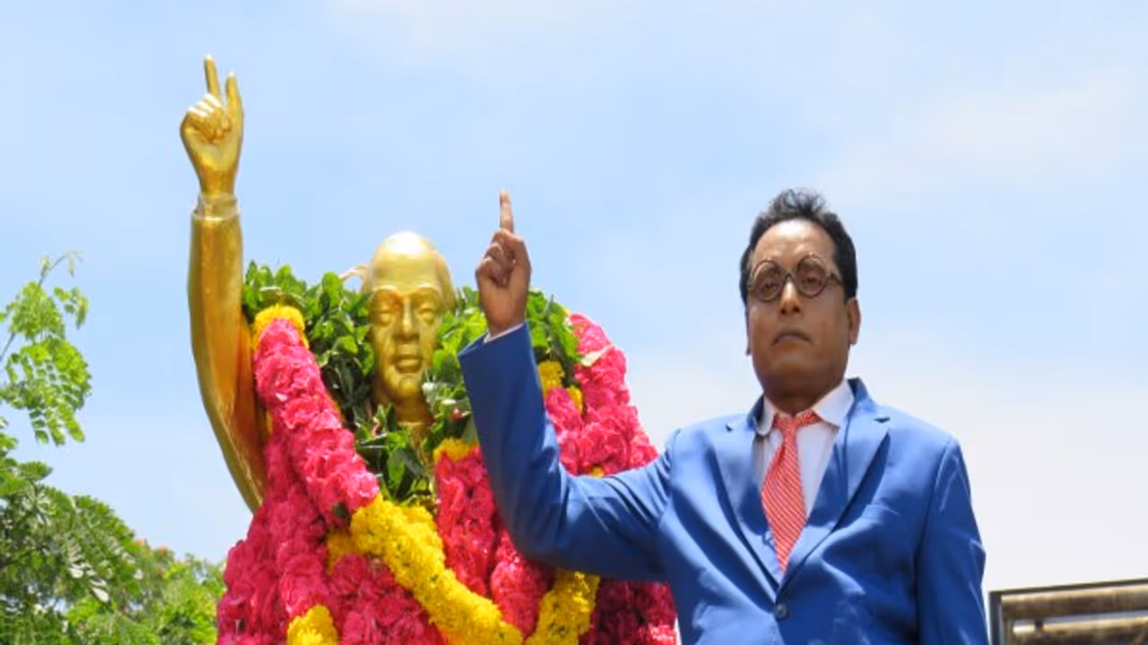 "A படம்" படக்குழுவினர் அம்பேத்கரின் சிலைக்கு வித்தியாசமான முறையில் மரியாதை..! "A படம்" படக்குழுவினர் அம்பேத்கரின் சிலைக்கு வித்தியாசமான முறையில் மரியாதை..!