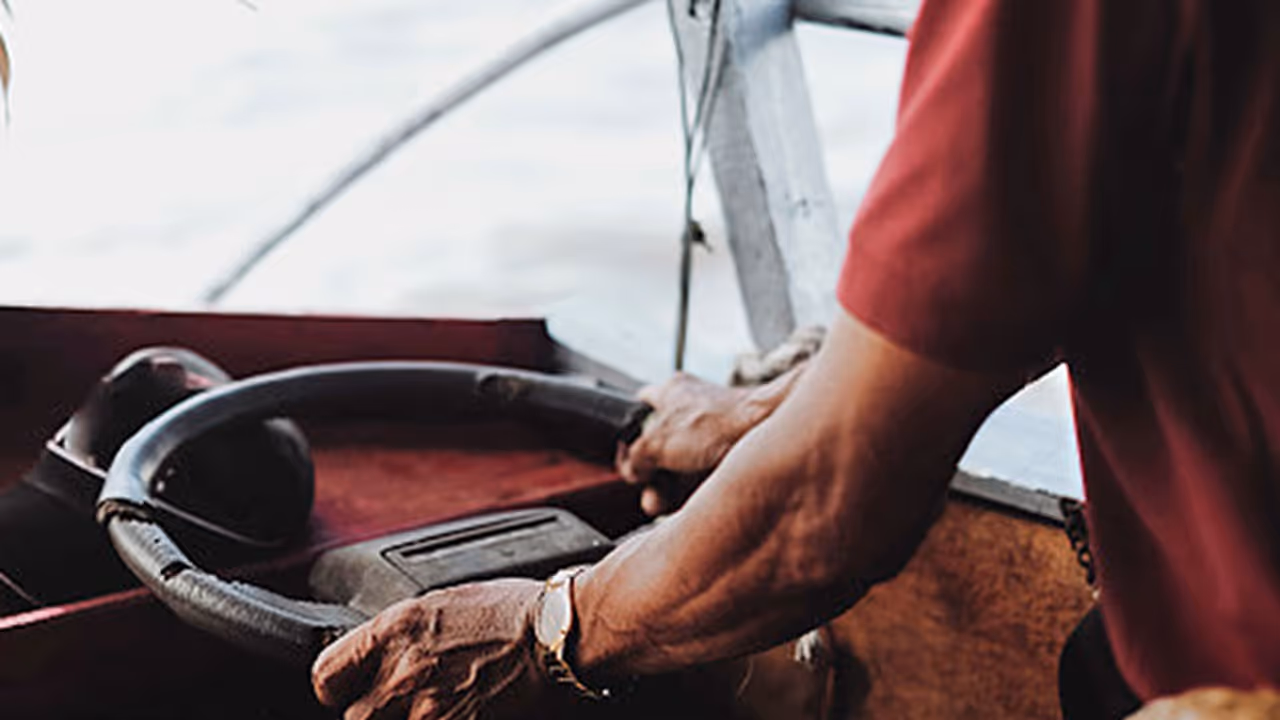 ഓടുന്ന ബസിനുള്ളിൽ കണ്ടക്ടറെ ഫോർക്കുകൊണ്ട് ആക്രമിച്ച് സ്വകാര്യ ബസ് ഡ്രൈവർ 