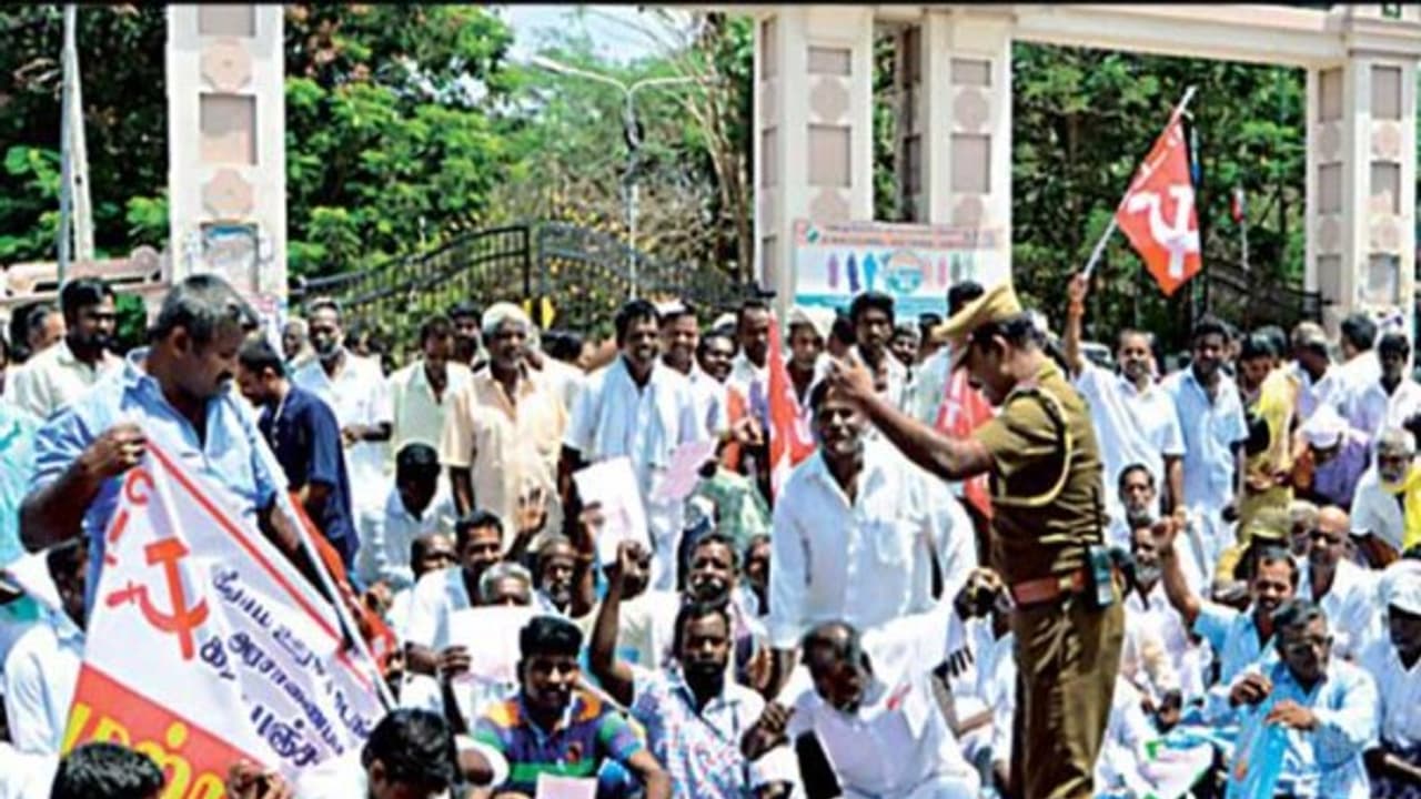 ஆட்சியர் அலுவலகத்தை முற்றுகை போராட்டத்தால் திணறடித்த துப்புரவு தொழிலாளர்கள்; 80 பேர் அதிரடி கைது... ஆட்சியர் அலுவலகத்தை முற்றுகை போராட்டத்தால் திணறடித்த துப்புரவு தொழிலாளர்கள்; 80 பேர் அதிரடி கைது...
