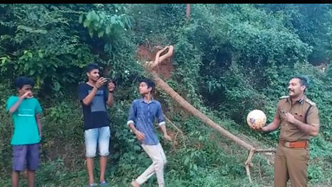 കുട്ടിക്കാലത്തേക്ക് മടങ്ങുമ്പോള്; ആരാധകരോടൊപ്പം ഷൂട്ടിങ്ങിനിടെ വോളിബോള് കളിച്ച് ബാല കുട്ടിക്കാലത്തേക്ക് മടങ്ങുമ്പോള്; ആരാധകരോടൊപ്പം ഷൂട്ടിങ്ങിനിടെ വോളിബോള് കളിച്ച് ബാല