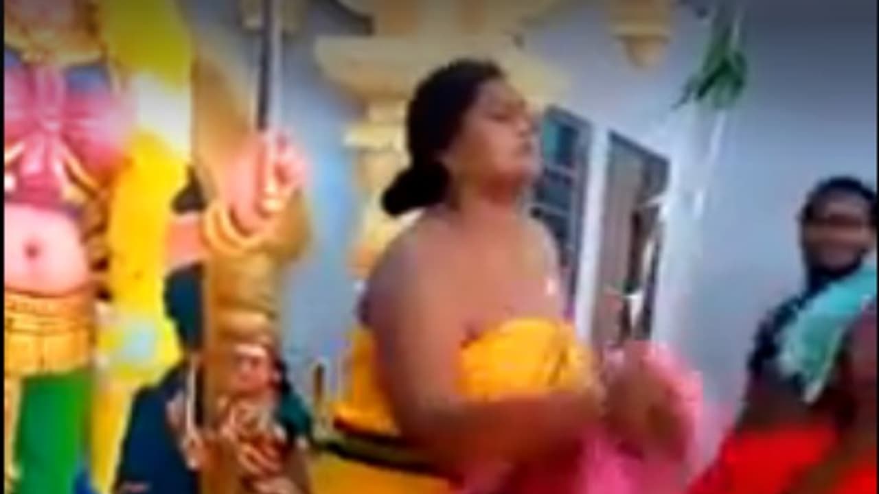 கோவிலினுள் பூசாரிகள் செய்யும் காரியமா இது? கடுப்பான பொதுமக்கள் கோவிலினுள் பூசாரிகள் செய்யும் காரியமா இது? கடுப்பான பொதுமக்கள்