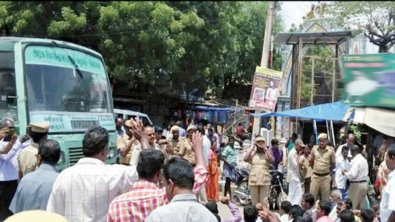 பழைய ஓய்வூதிய திட்டத்தை அமல்படுத்த வேண்டி போராடிய ஆசிரியர்கள் மற்றும் அரசு ஊழியர்கள் 1092 பேர் கைது…