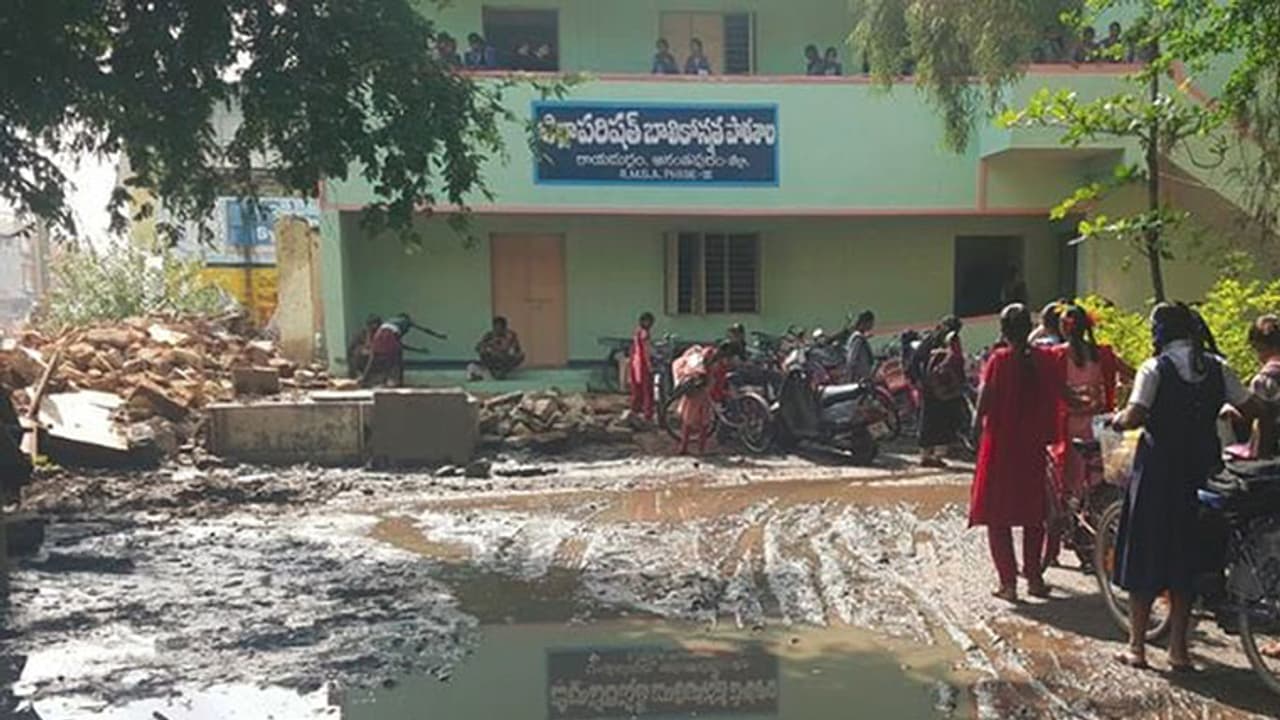 మంత్రి గారూ, మీ వూరెలా ఉందో చూశారా? (వీడియో) మంత్రి గారూ, మీ వూరెలా ఉందో చూశారా? (వీడియో)