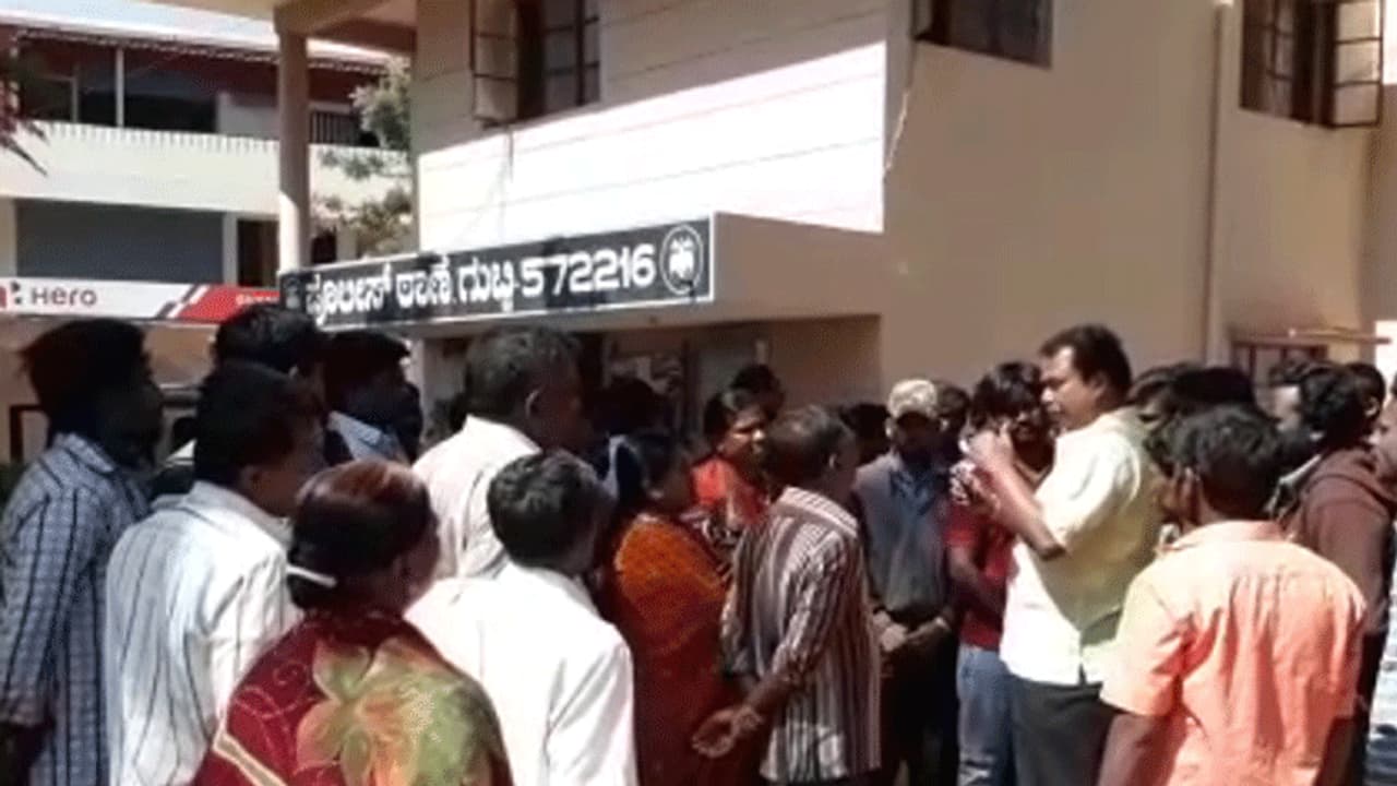 ಬಾಲಕಿಯನ್ನು ಚುಡಾಯಿಸಿದಕ್ಕೆ ಬೆತ್ತಲೆಗೊಳಿಸಿ ಹಲ್ಲೆ