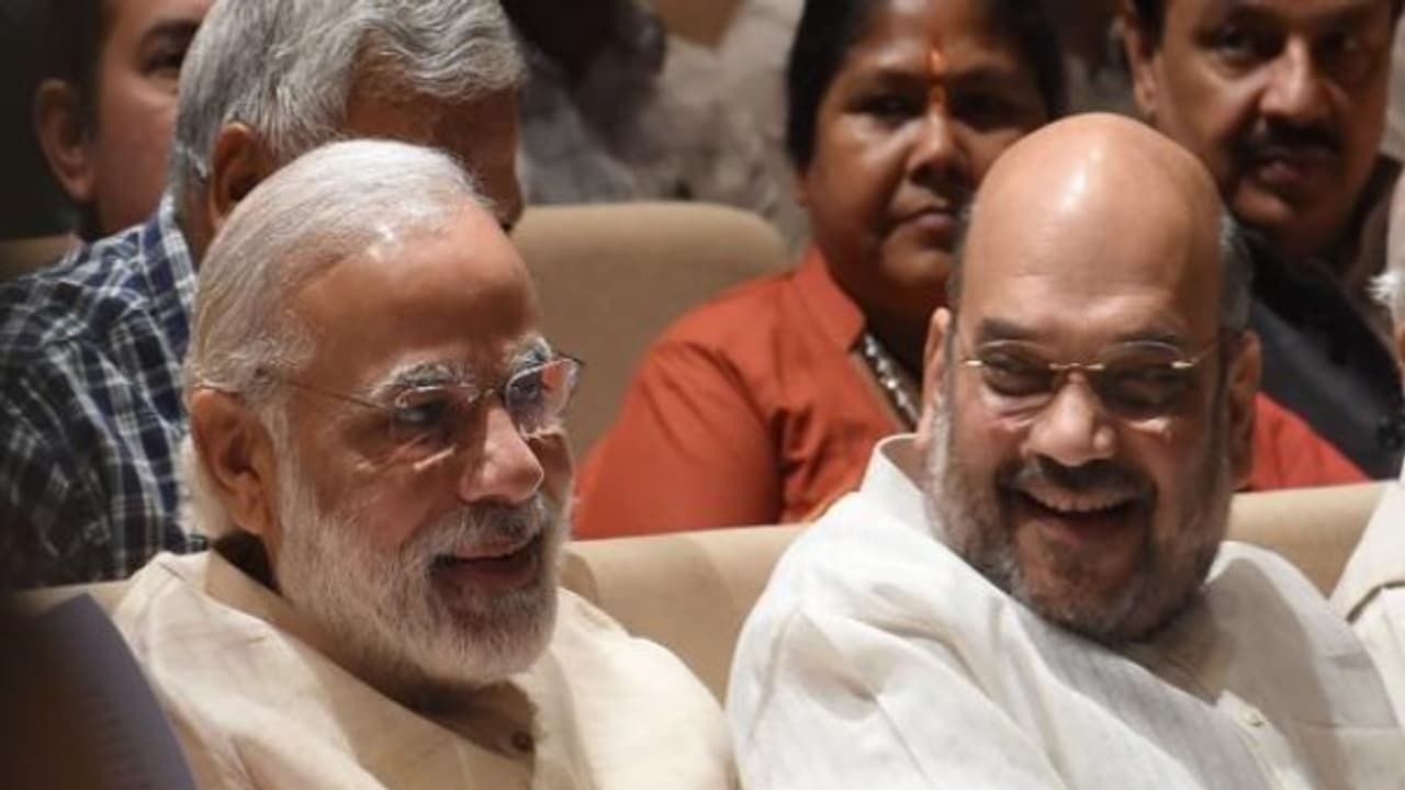 দেশের সবচেয়ে মানবিক প্রধানমন্ত্রী, তেলের দাম কমানোর সিদ্ধান্তে নরেন্দ্র মোদীর প্রশংসা শাহের