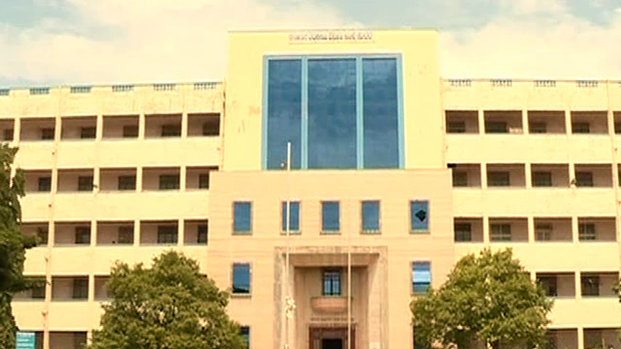 ಹುಬ್ಬಳ್ಳಿ ಕಿಮ್ಸ್ 'ನಲ್ಲಿ ವೈದ್ಯರು, ಸಿಬ್ಬಂದಿ ಕೊರತೆ: ಇಲ್ಲಿ ವೈದ್ಯ ವಿದ್ಯಾರ್ಥಿಗಳೇ ನೀಡ್ತಾರೆ ಚಿಕಿತ್ಸೆ!