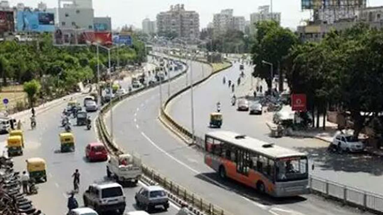 బోసిపోతున్న భాగ్యనగరం బోసిపోతున్న భాగ్యనగరం