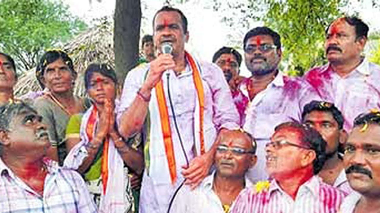 టీఆర్ఎస్ వాళ్లు డబ్బులిస్తే తీసుకోండి, ఇవ్వకపోతే ధర్నా చేయండి: ఎంపీ కోమటిరెడ్డి టీఆర్ఎస్ వాళ్లు డబ్బులిస్తే తీసుకోండి, ఇవ్వకపోతే ధర్నా చేయండి: ఎంపీ కోమటిరెడ్డి