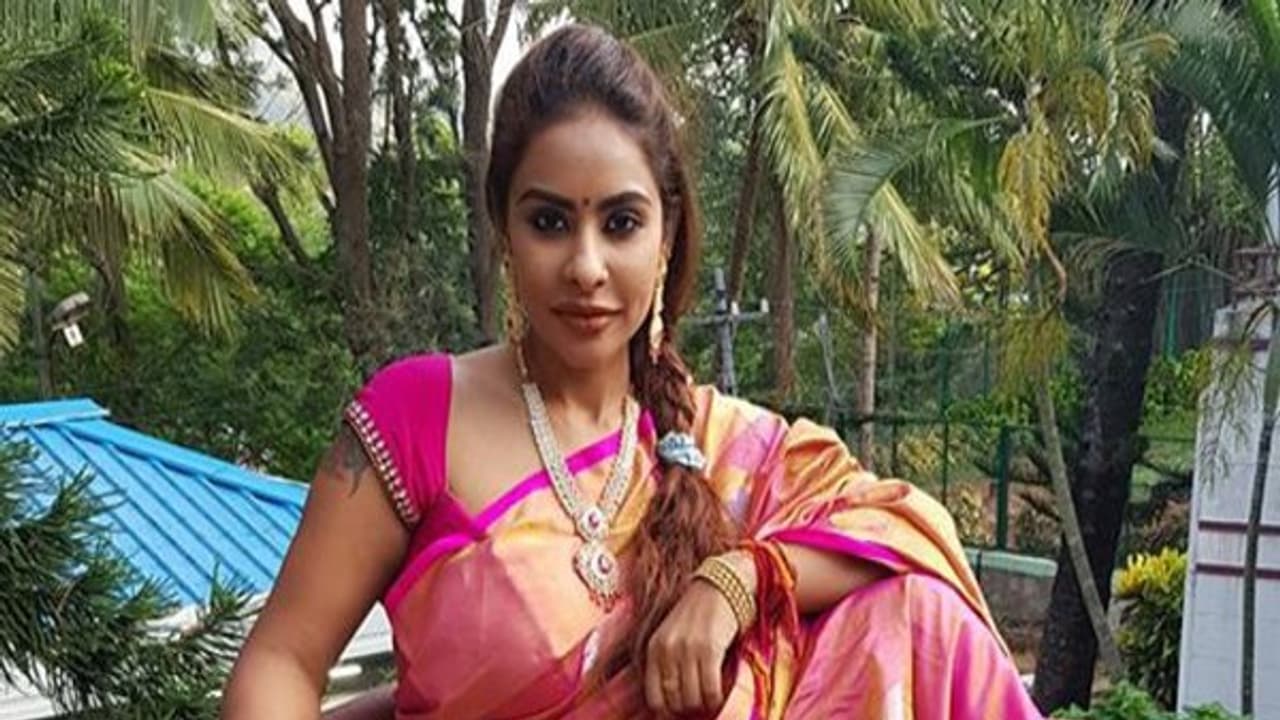 'కౌంట్ డౌన్ స్టార్ట్' అంటూ ఆ హీరోకి శ్రీరెడ్డి హెచ్చరిక, ఊరుకుంటాడా? 'కౌంట్ డౌన్ స్టార్ట్' అంటూ ఆ హీరోకి శ్రీరెడ్డి హెచ్చరిక, ఊరుకుంటాడా?