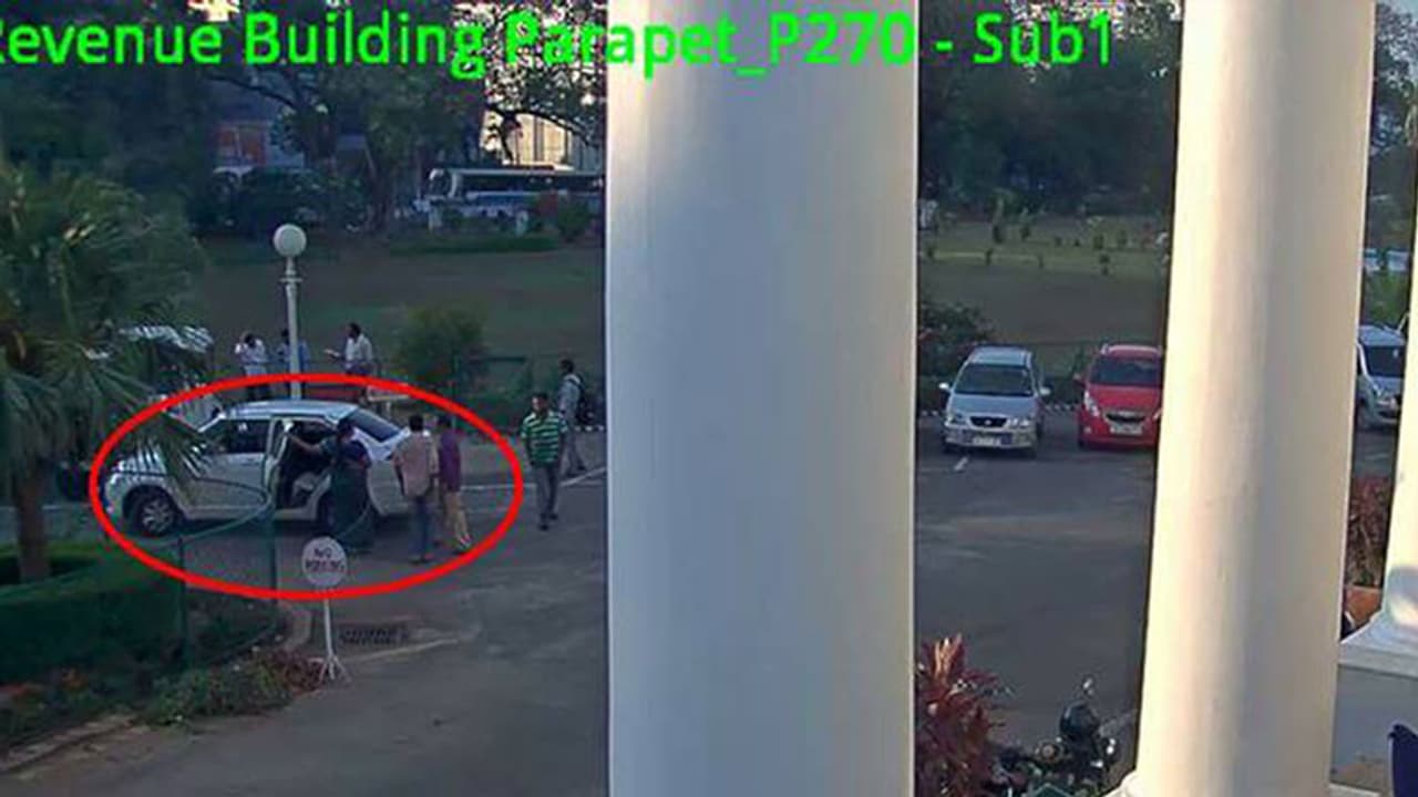 സെക്രട്ടേറിയറ്റിന് മുന്നില് കൈക്കൂലി വാങ്ങി; എക്സിക്യൂട്ടിവ് എഞ്ചനീയര്ക്ക് സസ്പെന്ഷന് സെക്രട്ടേറിയറ്റിന് മുന്നില് കൈക്കൂലി വാങ്ങി; എക്സിക്യൂട്ടിവ് എഞ്ചനീയര്ക്ക് സസ്പെന്ഷന്