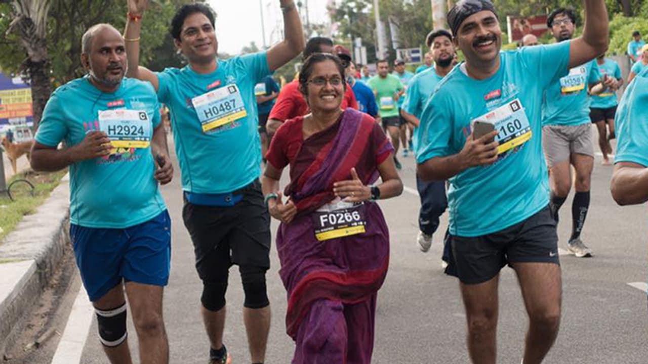 ಸೀರೆ ಉಟ್ಟುಕೊಂಡೇ 42 ಕಿ.ಮೀ ಓಡಿದ ಟೆಕಿ! ಸೀರೆ ಉಟ್ಟುಕೊಂಡೇ 42 ಕಿ.ಮೀ ಓಡಿದ ಟೆಕಿ!