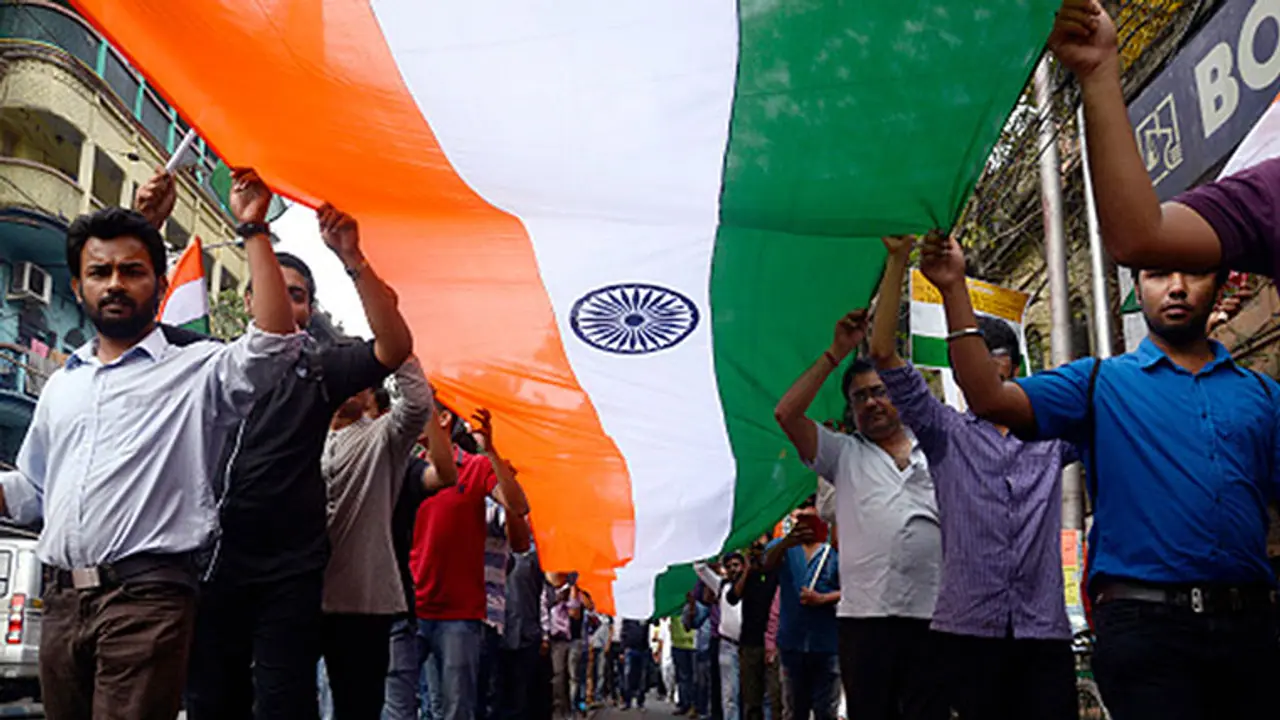 വീഡിയോ: ഇത് സാധാരണ മനുഷ്യരുടെ ദേശീയഗാനാലാപനം വീഡിയോ: ഇത് സാധാരണ മനുഷ്യരുടെ ദേശീയഗാനാലാപനം