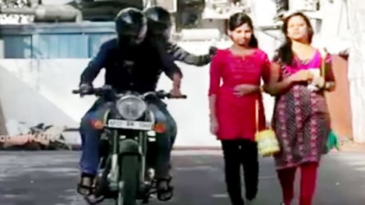 ஹெல்மெட் கொள்ளையர்களை பிடிக்க தனிப்படை காவல் ஆணையர் அதிரடி உத்தரவு…!!! ஹெல்மெட் கொள்ளையர்களை பிடிக்க தனிப்படை காவல் ஆணையர் அதிரடி உத்தரவு…!!!