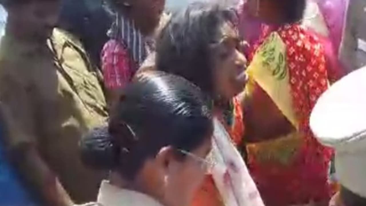 குழந்தையை கடத்த முயற்சி பெண்ணை பிடித்து போலீசாரிடம் ஒப்படைத்த பொதுமக்கள்! குழந்தையை கடத்த முயற்சி பெண்ணை பிடித்து போலீசாரிடம் ஒப்படைத்த பொதுமக்கள்!