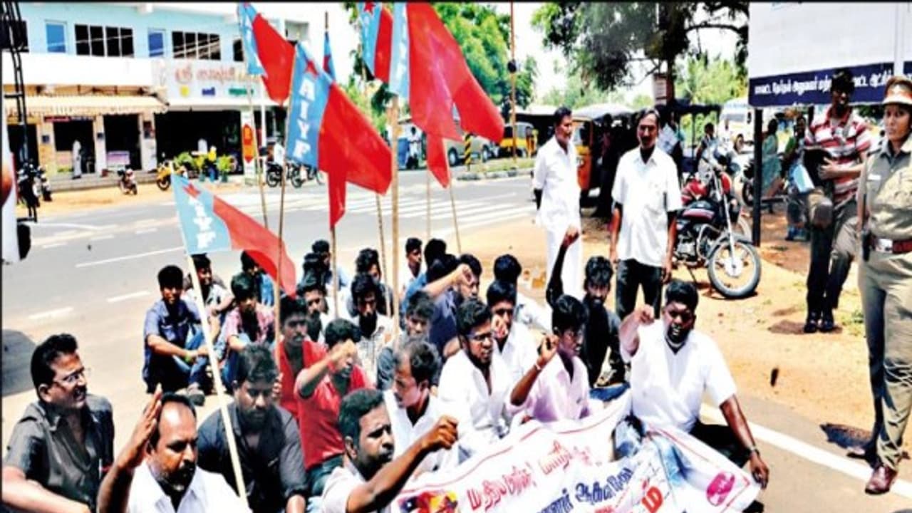 ஆட்சியர் அலுவலகத்தை முற்றுகையிட்ட அனைத்திந்திய இளைஞர் பெருமன்றத்தினர் கைது... ஆட்சியர் அலுவலகத்தை முற்றுகையிட்ட அனைத்திந்திய இளைஞர் பெருமன்றத்தினர் கைது...