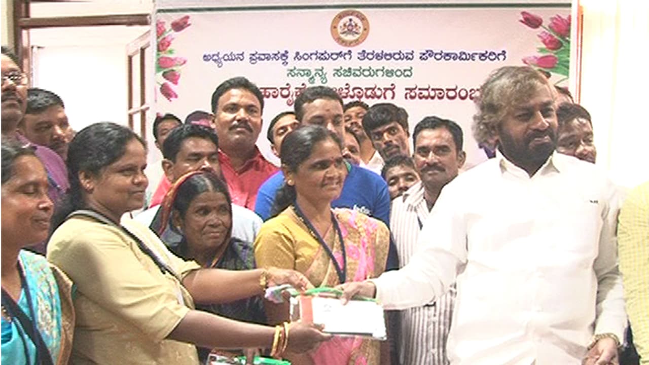 ಸಿಂಗಾಪುರಕ್ಕೆ ಫ್ಲೈಟ್ ಹತ್ತುತ್ತಿದೆ ಪೌರಕಾರ್ಮಿಕರ ಮತ್ತೊಂದು ತಂಡ ಸಿಂಗಾಪುರಕ್ಕೆ ಫ್ಲೈಟ್ ಹತ್ತುತ್ತಿದೆ ಪೌರಕಾರ್ಮಿಕರ ಮತ್ತೊಂದು ತಂಡ