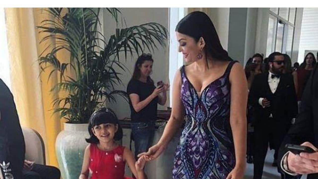 മകളെ രാജകുമാരിയെപ്പോല് വട്ടം കറക്കി ഐശ്വര്യ മകളെ രാജകുമാരിയെപ്പോല് വട്ടം കറക്കി ഐശ്വര്യ