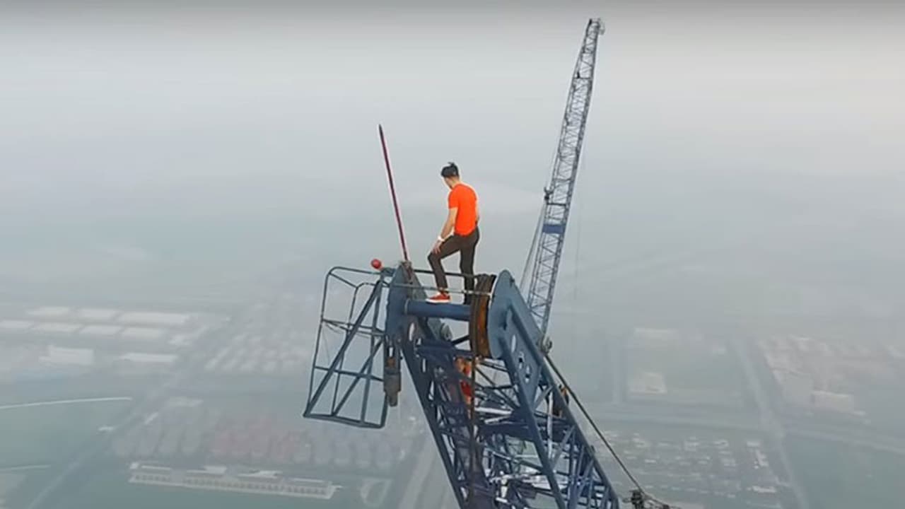 Couple scales China's tallest construction site Couple scales China's tallest construction site