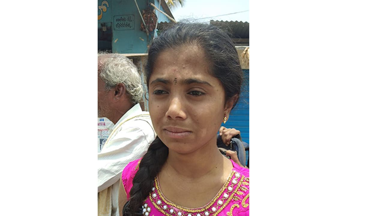 ತಂದೆಯ ಸಾವಿನ ನಡುವೆಯೂ ಎಸ್’ಎಸ್’ಎಲ್’ಸಿ ಪರೀಕ್ಷೆ ಬರೆದ ವಿದ್ಯಾರ್ಥಿನಿ ತಂದೆಯ ಸಾವಿನ ನಡುವೆಯೂ ಎಸ್’ಎಸ್’ಎಲ್’ಸಿ ಪರೀಕ್ಷೆ ಬರೆದ ವಿದ್ಯಾರ್ಥಿನಿ