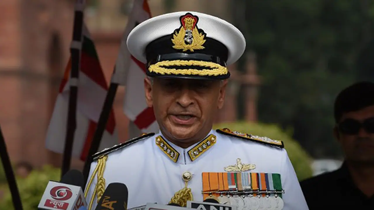 पोतों की आपूर्ति में देर करने पर रिलायंस की बैंक गारंटी जब्त कीः नौसेना प्रमुख