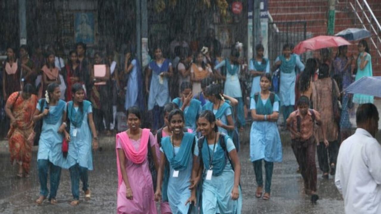 மழை எப்ப வரும் எப்படி வரும்னு சொல்ல முடியாது...! 24 மணி நேரத்தில் கண்டிப்பா வரும்...! மழை எப்ப வரும் எப்படி வரும்னு சொல்ல முடியாது...! 24 மணி நேரத்தில் கண்டிப்பா வரும்...!