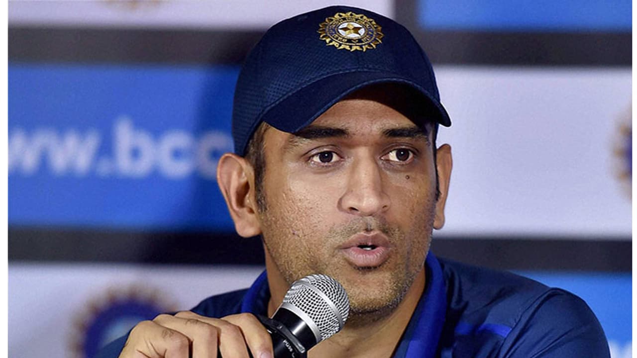 ಗರ್ಲ್ ಫ್ರೆಂಡ್ಸ್ ಬಗ್ಗೆ ಕೇಳುತ್ತಿದ್ದಂತೆ ಕೂಲ್ ಕ್ಯಾಪ್ಟನ್ ಧೋನಿ ರಿಯಾಕ್ಷನ್ ಹೇಗಿತ್ತು..? ಗರ್ಲ್ ಫ್ರೆಂಡ್ಸ್ ಬಗ್ಗೆ ಕೇಳುತ್ತಿದ್ದಂತೆ ಕೂಲ್ ಕ್ಯಾಪ್ಟನ್ ಧೋನಿ ರಿಯಾಕ್ಷನ್ ಹೇಗಿತ್ತು..?