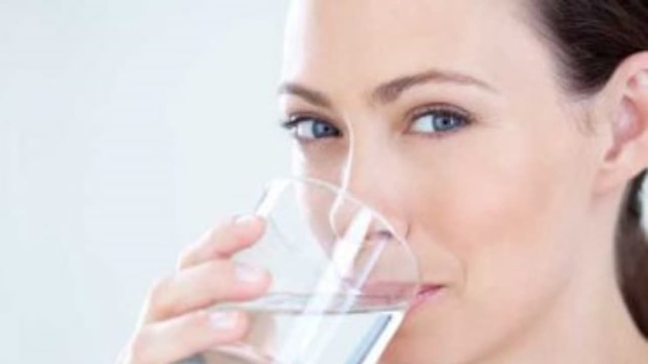 உங்களுக்குத் தெரியுமா? உடல் எடை குறைய சூடான தண்ணீருடன் இவற்றை கலந்து குடிக்க வேண்டும்...