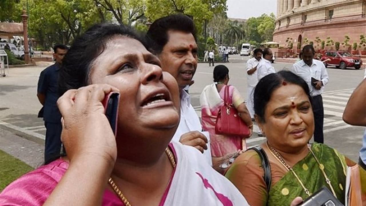 ’இரட்டை இலை இருக்குமிடத்தில் நான் இருப்பேன்’ ஒரே போடாய் போட்ட டிடிவி தரப்பு எம்.பி...! ’இரட்டை இலை இருக்குமிடத்தில் நான் இருப்பேன்’ ஒரே போடாய் போட்ட டிடிவி தரப்பு எம்.பி...!