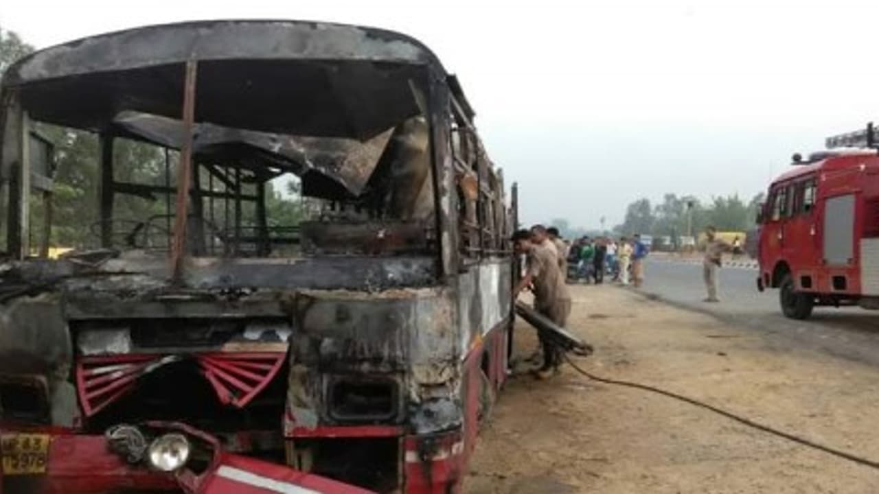 உத்தரபிரதேசத்தில் பேருந்தும் லாரியும் நேருக்கு நேர் மோதி கோர விபத்து….22 பேர் பலி.. உத்தரபிரதேசத்தில் பேருந்தும் லாரியும் நேருக்கு நேர் மோதி கோர விபத்து….22 பேர் பலி..