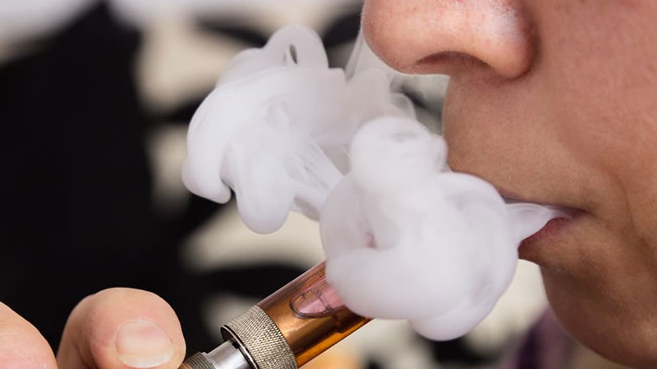 പുകവലിച്ച് കൊണ്ട് വലി നിര്ത്താന് ഇ സിഗരറ്റ് പുകവലിച്ച് കൊണ്ട് വലി നിര്ത്താന് ഇ സിഗരറ്റ്