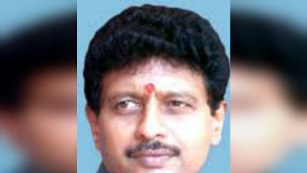 திமுக கூட்டத்தில் அதிமுக எம்எல்ஏக்கள்...! திமுக கூட்டத்தில் அதிமுக எம்எல்ஏக்கள்...!