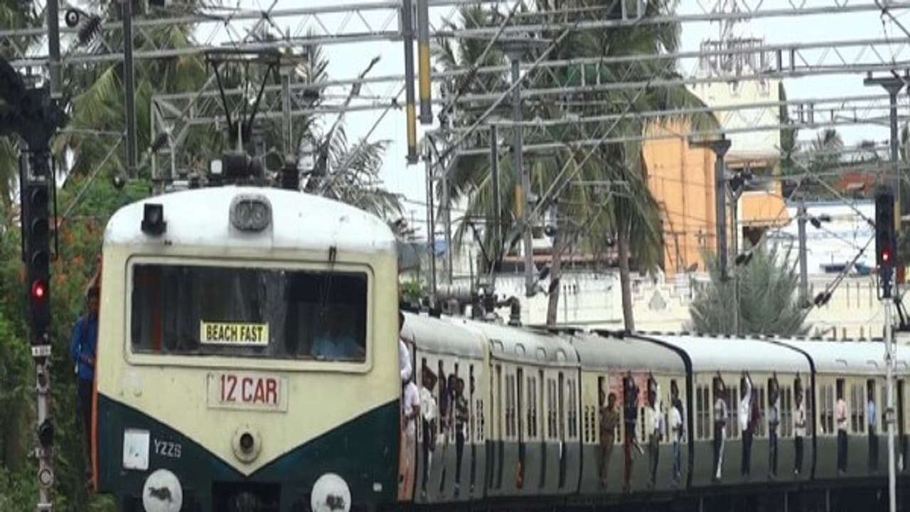 சென்னைக்கும் வருகிறது புறநகர் ஏ.சி. மின்சார ரெயில்...! சென்னைக்கும் வருகிறது புறநகர் ஏ.சி. மின்சார ரெயில்...!