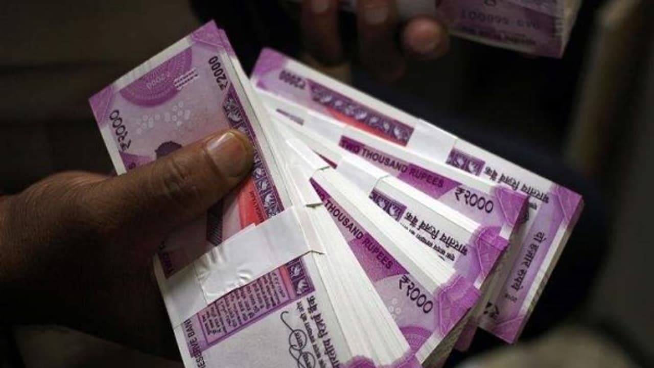 ஆர்.கே.நகரில் லட்சம் லட்சமாய் சிக்கும் பணம்..! இதுவரை எவ்வளவு தெரியுமா?