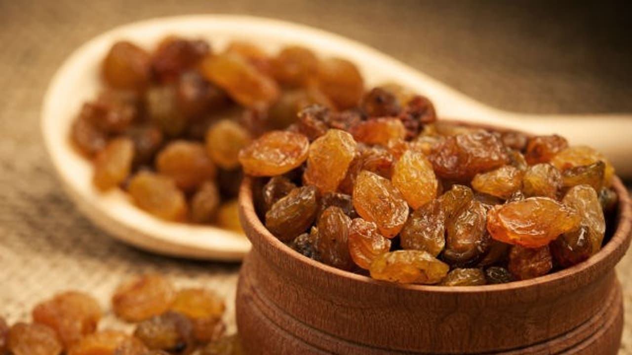 உலர் திராட்சையை சாப்பிட்டால் ஆரோக்கியத்திற்கு அவ்வளவு நல்லது…. உலர் திராட்சையை சாப்பிட்டால் ஆரோக்கியத்திற்கு அவ்வளவு நல்லது….