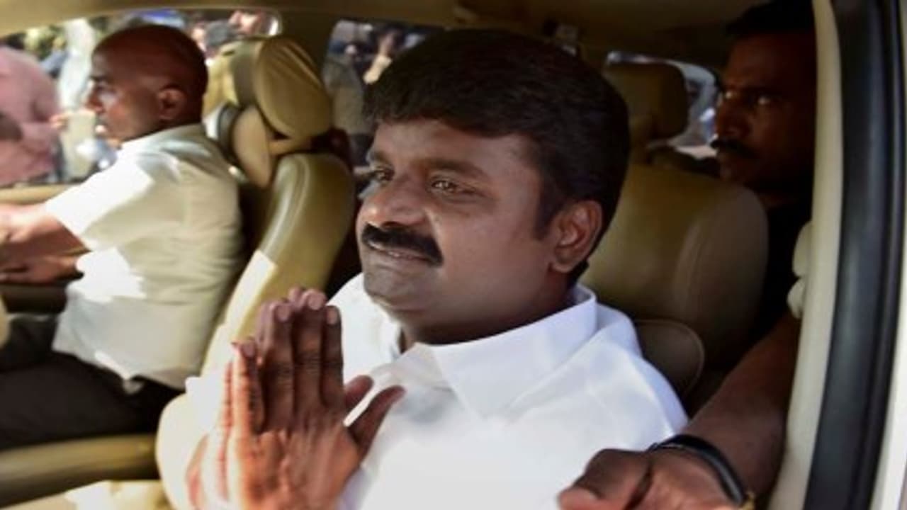 அமைச்சருக்கு கட்டம் சரியில்ல! வம்பிழுத்து வெளாடுறதே வேலையா போச்சு: சுகாதாரதுறையை சுளுக்கெடுக்க தயாராகும் கைகள். அமைச்சருக்கு கட்டம் சரியில்ல! வம்பிழுத்து வெளாடுறதே வேலையா போச்சு: சுகாதாரதுறையை சுளுக்கெடுக்க தயாராகும் கைகள்.