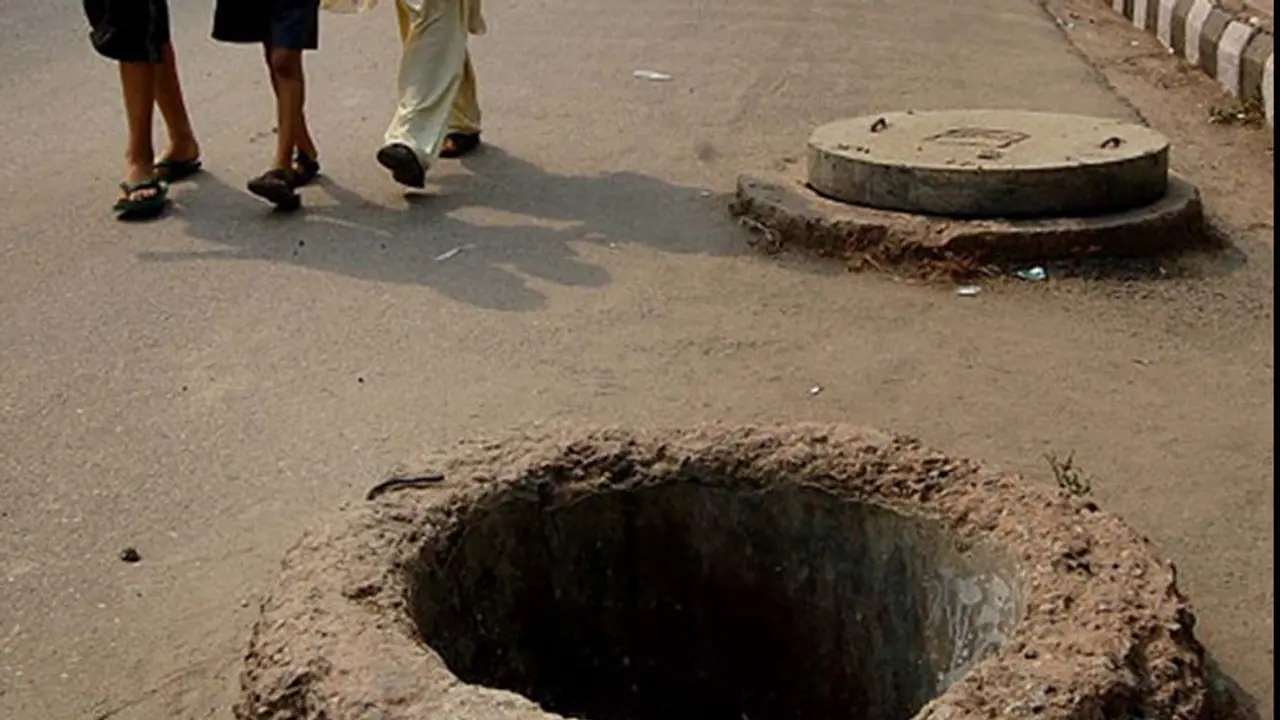 Breaking: Five men fall in deep manhole in Hyderabad, unconscious Breaking: Five men fall in deep manhole in Hyderabad, unconscious