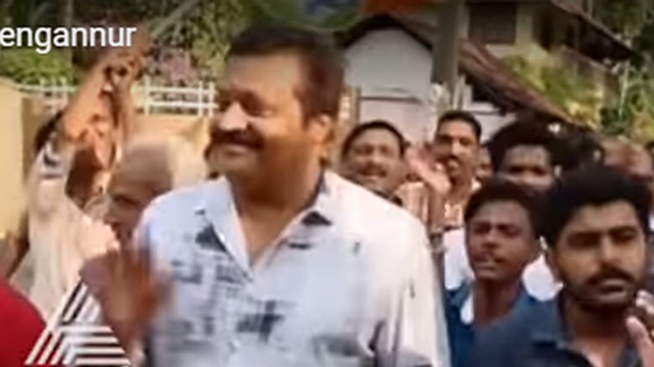 ചെങ്ങന്നൂരില് ബിജെപി പ്രചാരണത്തിന് സുരേഷ് ഗോപി, സ്ത്രീകളും കുട്ടികളുമടക്കം വന് ജനക്കൂട്ടം ചെങ്ങന്നൂരില് ബിജെപി പ്രചാരണത്തിന് സുരേഷ് ഗോപി, സ്ത്രീകളും കുട്ടികളുമടക്കം വന് ജനക്കൂട്ടം