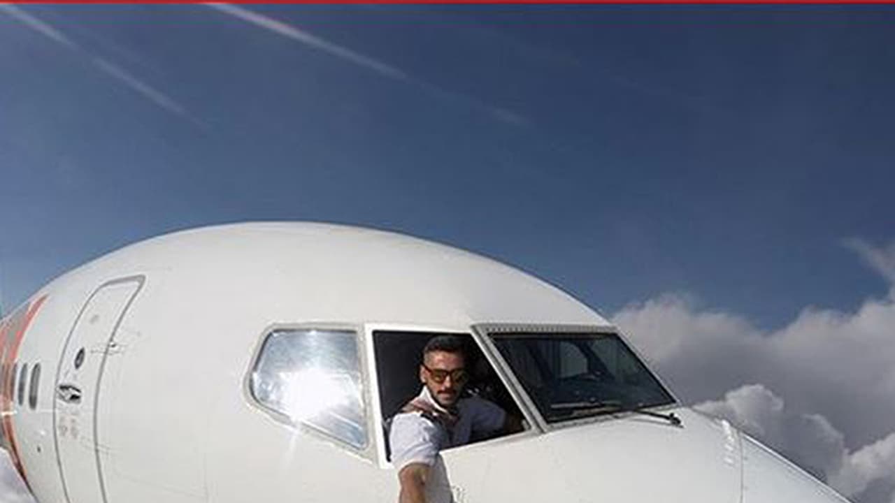 ಹಾರಾಟದ ವೇಳೆ ವಿಮಾನದ ಹೊರಗಿನಿಂದ ಪೈಲಟ್ ಸೆಲ್ಫೀ...! ಹಾರಾಟದ ವೇಳೆ ವಿಮಾನದ ಹೊರಗಿನಿಂದ ಪೈಲಟ್ ಸೆಲ್ಫೀ...!