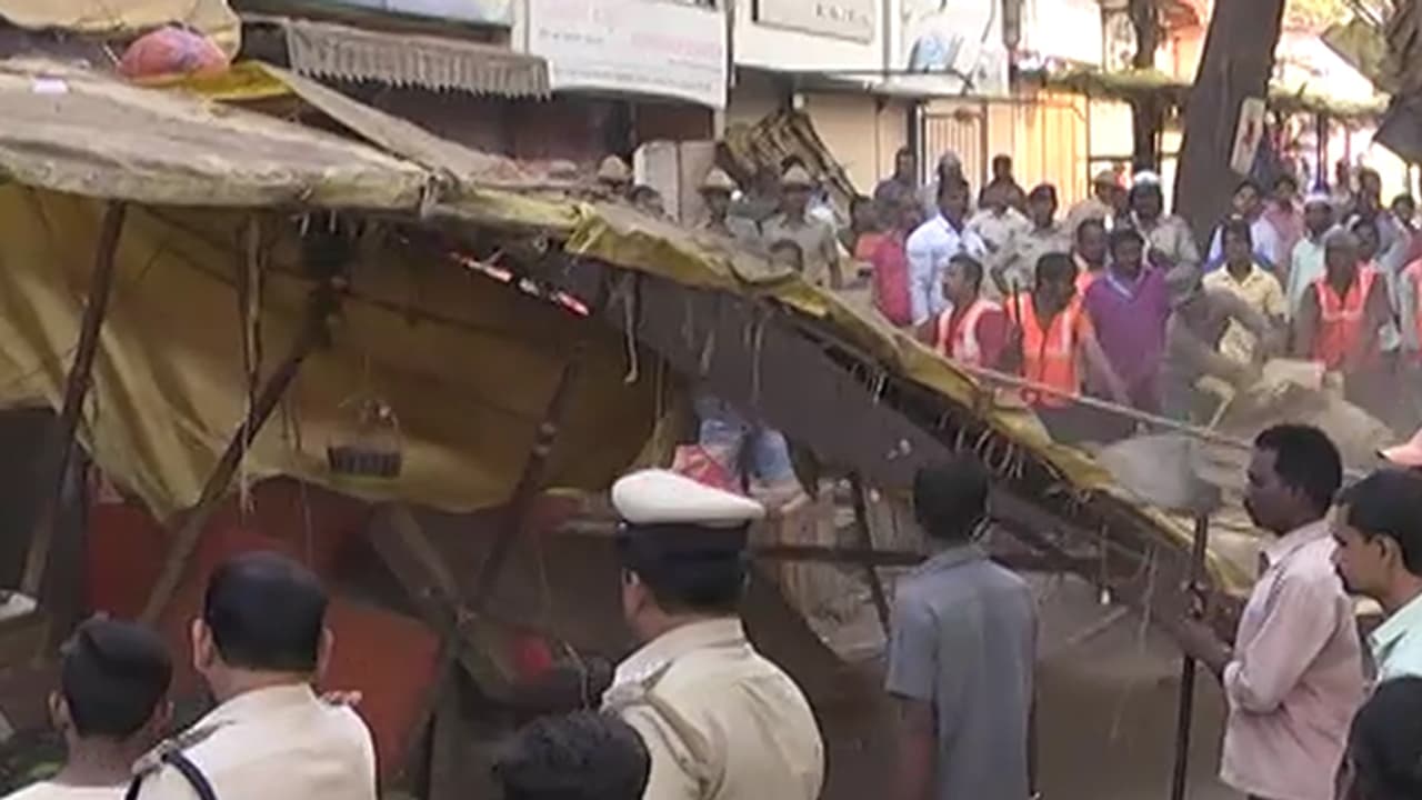 ಹುಬ್ಬಳಿಯಲ್ಲಿ ಪಾಲಿಕೆ ಅಧಿಕಾರಿಗಳಿಂದ ಆಪರೇಶನ್ ಫುಟ್’ಪಾತ್ ಹುಬ್ಬಳಿಯಲ್ಲಿ ಪಾಲಿಕೆ ಅಧಿಕಾರಿಗಳಿಂದ ಆಪರೇಶನ್ ಫುಟ್’ಪಾತ್