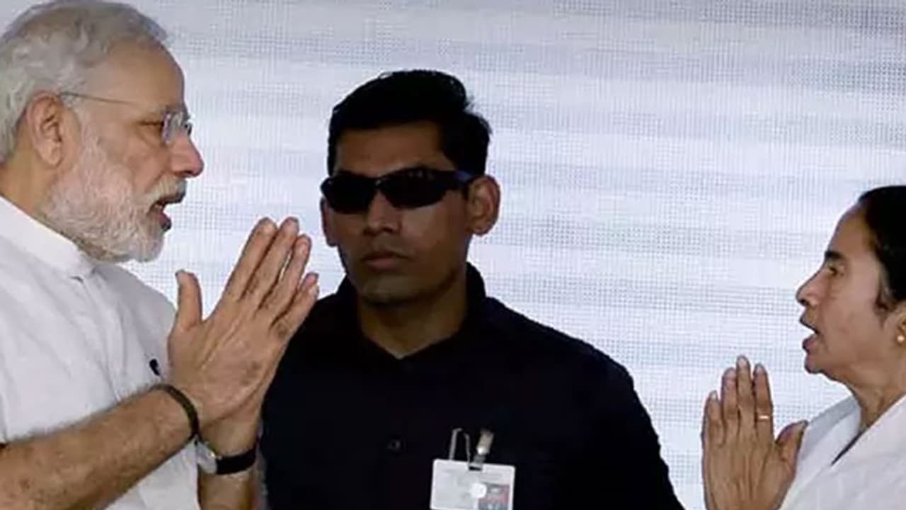 മോദിയെ ഷാള് അണിയിച്ചും പൂച്ചെണ്ട് നല്കിയും സ്വീകരിച്ച് മമത മോദിയെ ഷാള് അണിയിച്ചും പൂച്ചെണ്ട് നല്കിയും സ്വീകരിച്ച് മമത