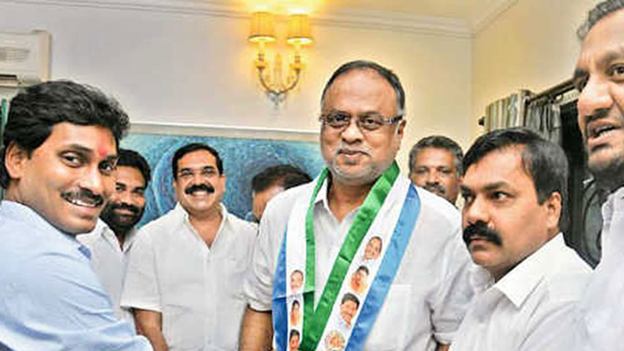 వైసిపిలో చేరిన వేమిరెడ్డి..టిడిపికి షాక్ వైసిపిలో చేరిన వేమిరెడ్డి..టిడిపికి షాక్