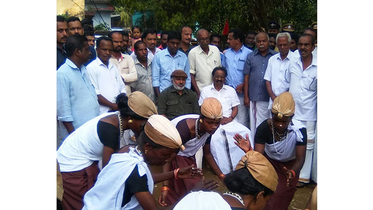 മലവെട്ടുവര്ക്ക് മനം നിറയ്ക്കുന്ന വാഗ്ദാനങ്ങളുമായി എ കെ ബാലന് മലവെട്ടുവര്ക്ക് മനം നിറയ്ക്കുന്ന വാഗ്ദാനങ്ങളുമായി എ കെ ബാലന്