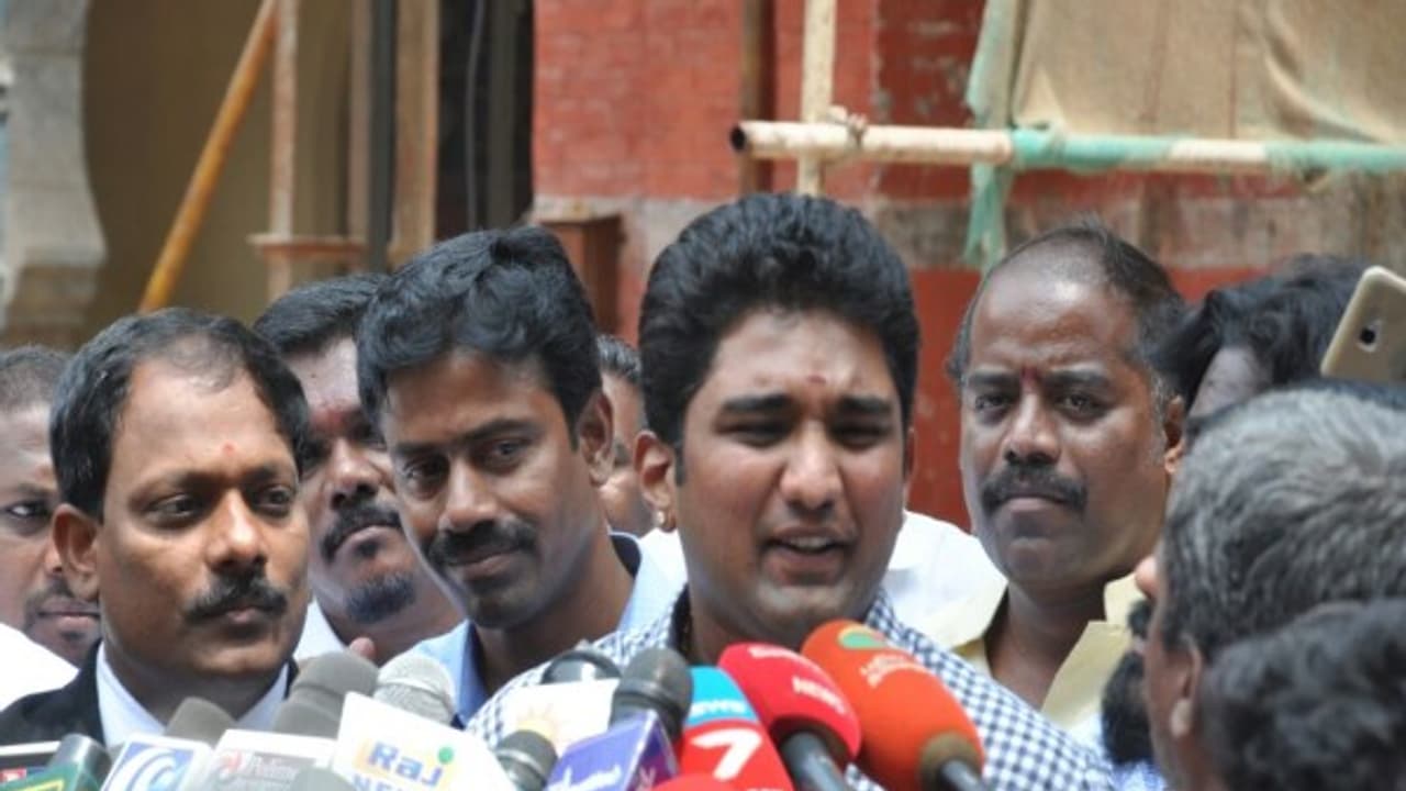 விசாரணை முடிவில் உண்மை தெரியவரும்! விவேக் ஜெயராமன் வைத்த டுவிஸ்ட் விசாரணை முடிவில் உண்மை தெரியவரும்! விவேக் ஜெயராமன் வைத்த டுவிஸ்ட்