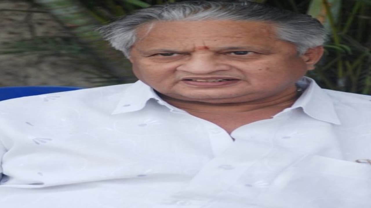 அய்யா கையெடுத்து கும்பிடுறேன் ஓபிஎஸை ஆதரிங்க…எம்எல்ஏ க்களுக்கு வேண்டுகோள் விடுக்கும் இயக்குநர் விசு.. அய்யா கையெடுத்து கும்பிடுறேன் ஓபிஎஸை ஆதரிங்க…எம்எல்ஏ க்களுக்கு வேண்டுகோள் விடுக்கும் இயக்குநர் விசு..